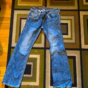 Buckle jeans, rock revival.